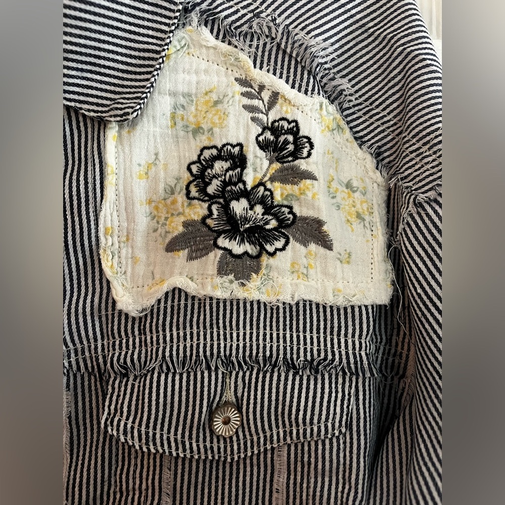 POL/Women’s NWOT light denim Navy and White Striped Floral Patched Jacket sizeM - Picture 2 of 10
